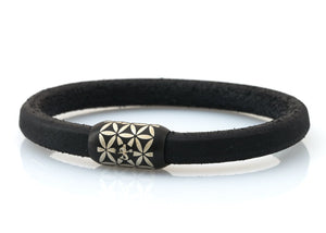 NEPTN BRACELET MADE OF SAILING ROPE / LEATHER & STAINLESS STAHL   HANDMADE INDIVIDUALLY FOR YOU  Used materials: Sailing Tau or Leder & Premium stainless stahl magnetic clasp  Gravur: NEPTN & FLOWER OF LIFE  NEPTN: Symbol of freedom and self-fulfillment.  FLOWER OF LIFE (F.o.L.): Protective symbol with the aim of positive influence and creation of harmony for the one who wears it.. The F.o.L. is known as a power symbol in many cultures throughout the world. Among Greece, Egypt, China, Jap