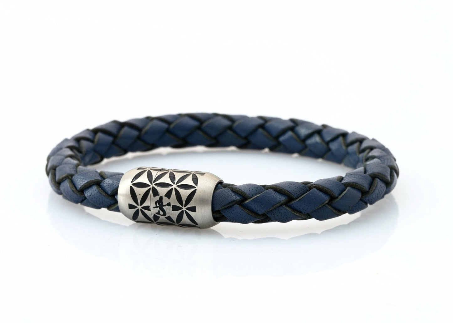 NEPTN BRACELET MADE OF SAILING ROPE / LEATHER & STAINLESS STAHL    HANDMADE INDIVIDUALLY FOR YOU Used materials: Sailing Tau or Leder & Premium stainless stahl magnetic clasp Gravur: NEPTN & FLOWER OF LIFE  NEPTN: Symbol of freedom and self-fulfillment.  FLOWER OF LIFE (F.o.L.): Protective symbol with the aim of positive influence and creation of harmony for the one who wears it.. The F.o.L. is known as a power symbol in many cultures throughout the world. Among Greece, Egypt, China, Japa