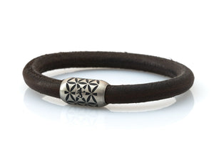 NEPTN BRACELET MADE OF SAILING ROPE / LEATHER & STAINLESS STAHL    HANDMADE INDIVIDUALLY FOR YOU Used materials: Sailing Tau or Leder & Premium stainless stahl magnetic clasp Gravur: NEPTN & FLOWER OF LIFE  NEPTN: Symbol of freedom and self-fulfillment.  FLOWER OF LIFE (F.o.L.): Protective symbol with the aim of positive influence and creation of harmony for the one who wears it.. The F.o.L. is known as a power symbol in many cultures throughout the world. Among Greece, Egypt, China, Japa